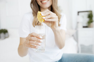L'eau au citron à jeun: 8 bienfaits