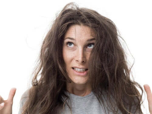 7 traitements maison contre les cheveux qui gonflent - Améliore ta Santé