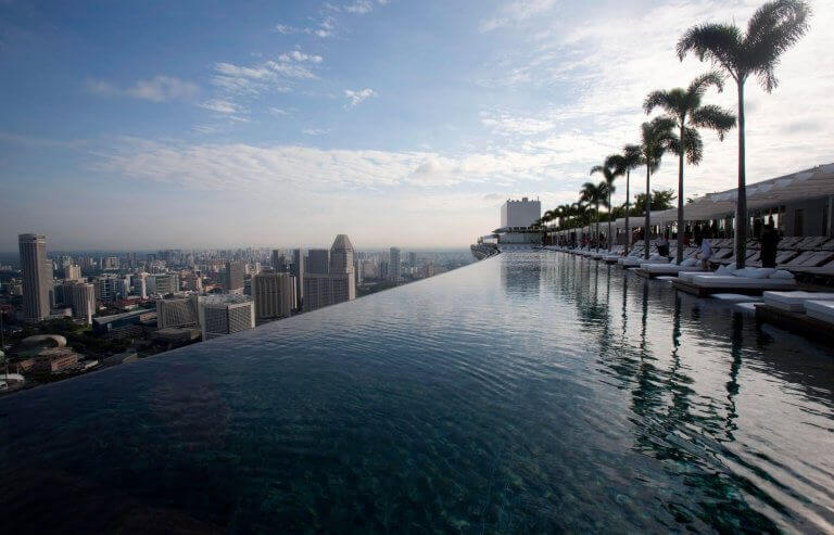 Découvrez 8 piscines incroyables en forme d'objet