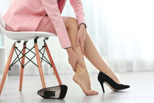 Jambes enflées : 5 remèdes maison pour les soulager rapidement