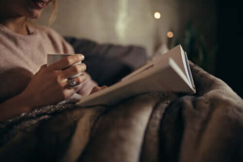 Découvrez les bienfaits de lire le soir pour votre cerveau