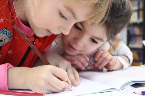 5 façons de pratiquer l’orthographe avec votre enfant