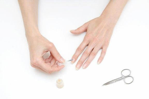 Comment mettre du vernis sans se tacher les doigts ?