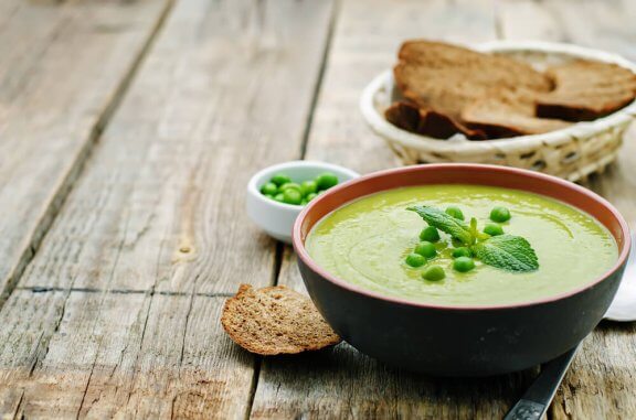 Comment faire une soupe crémeuse aux petits pois et au bacon