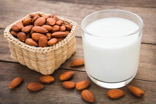 Simple recette maison pour préparer du lait d'amande