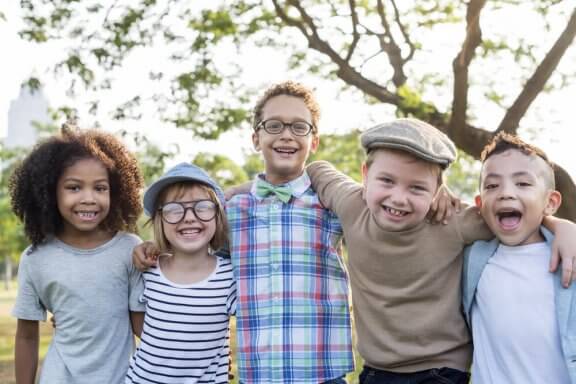 Pourquoi est-il si important d'enseigner aux enfants la valeur de l'amitié ?