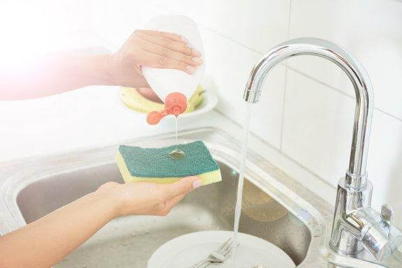 5 astuces pour désinfecter les éponges de cuisine