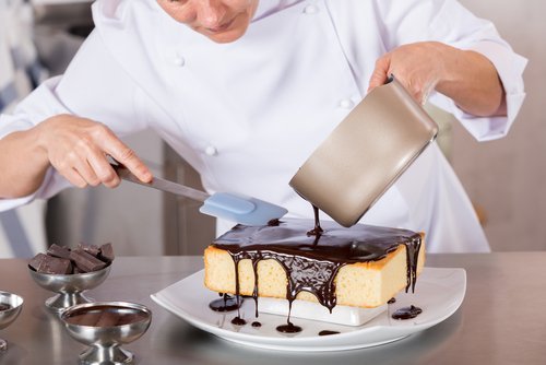 Apprenez à préparer un gâteau au glaçage effet miroir