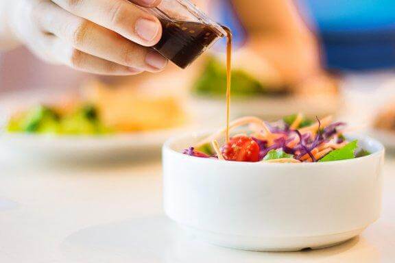 5 sauces pauvres en calories pour vos salades
