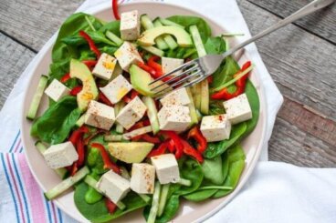 Salade d'épinards et de tofu pour les végétaliens