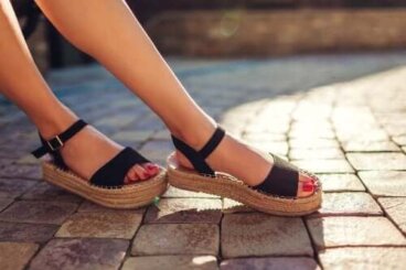 3 solutions naturelles pour éliminer les mauvaises odeurs de vos sandales
