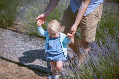 10 exercices pour aider un enfant à marcher