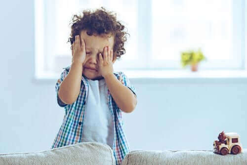 Comment aider un enfant à faire face au décès d'un proche