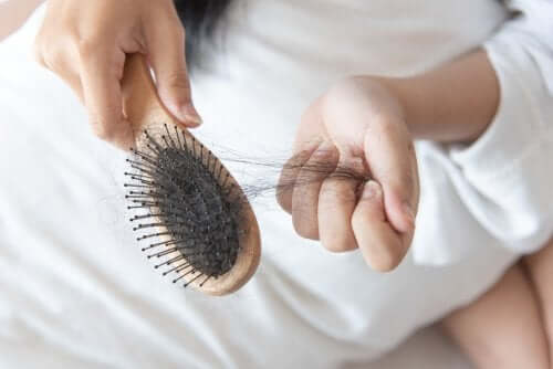 Pourquoi les cheveux tombent-ils ?