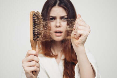 Pourquoi les cheveux tombent-ils plus souvent à l'automne ?