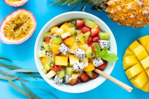 6 recettes de salades aux fruits et herbes sauvages