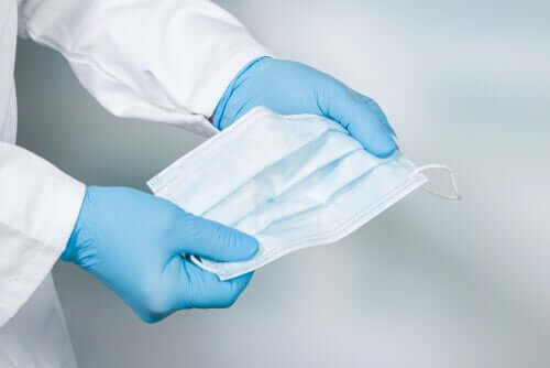 Comment enfiler et retirer les gants pour prévenir la propagation du coronavirus