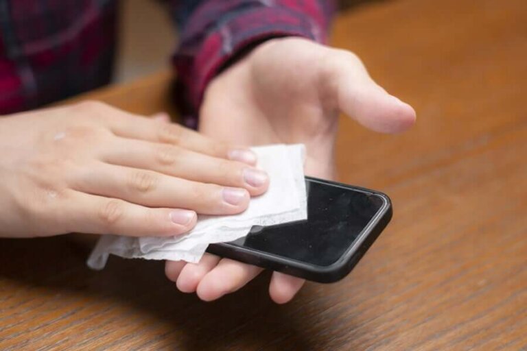 Comment nettoyer son téléphone pour prévenir la contamination par le coronavirus