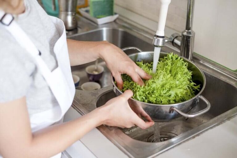 Comment nettoyer les fruits et légumes pour éviter une contamination au coronavirus ?