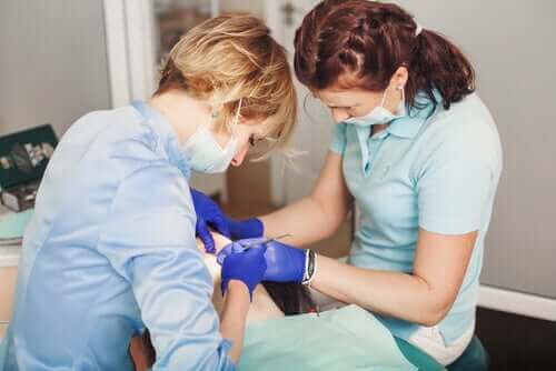 Soins après une extraction de dents de sagesse