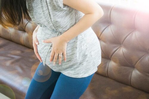 À quoi sont dues les douleurs abdominales pendant la grossesse ?
