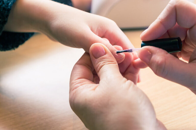6 remèdes pour traiter les ongles jaunes et épais