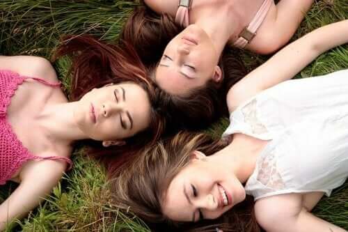 Synchronisation menstruelle : les règles des femmes qui vivent ensemble se synchronisent-elles ?