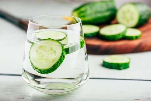 Eau de concombre pour la rétention d'eau