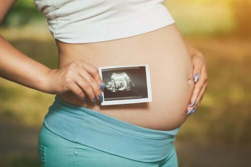 Grossesse multiple : caractéristiques, causes et complications