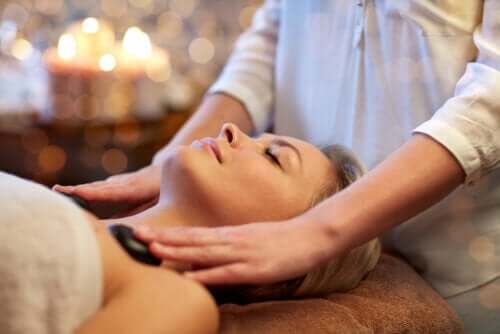 5 bienfaits des massages aux pierres chaudes