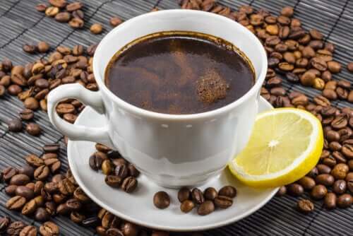 Le café au citron : est-ce un bon mélange ?