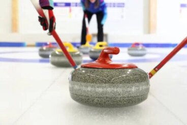 Curling : ce que vous devez savoir sur ce sport d'hiver