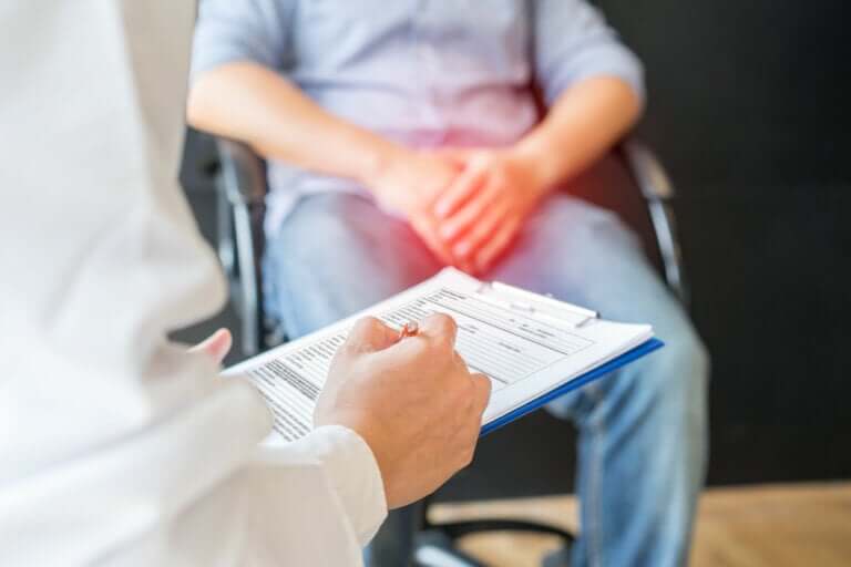 Pourquoi recevoir un coup de pied dans les testicules fait-il aussi mal ?