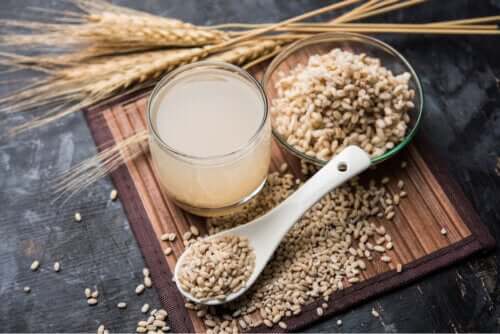 Eau d'orge : bénéfices, contre-indications et recette