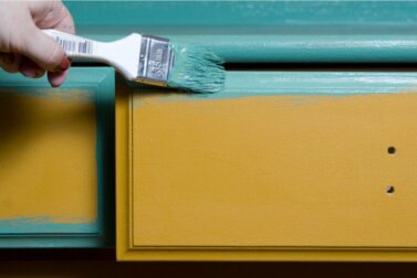 Peindre des meubles en bois : comment s'y prendre et quelques conseils