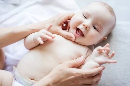 Symptômes et manifestations des premières dents du bébé