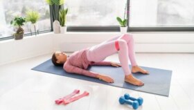 Des exercices avec des bandes élastiques pour renforcer vos abdominaux