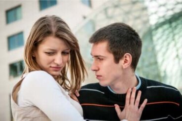 5 signes d'une possible violence chez les couples adolescents