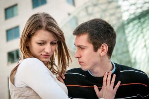 5 signes d'une possible violence chez les couples adolescents