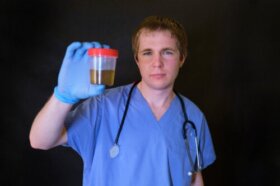 Alcaptonurie : pourquoi l'urine devient-elle noire ?