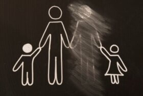 Comment panser les blessures émotionnelles causées par l'absence des parents ?