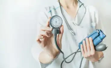 À quel âge doit-on commencer à prendre en charge l'hypertension ?