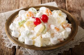 Salade de fruits, guimauve et crème