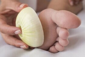 Les avantages de dormir avec un oignon sur les pieds la nuit