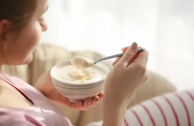 Un petit déjeuner complet avec du melon et du yaourt