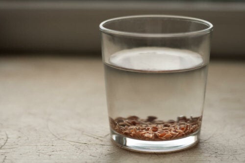 Utilisations de l'eau de lin pour la santé, les cheveux et la peau