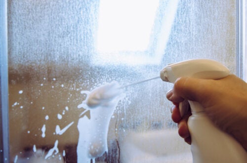 Comment enlever le silicone du verre et d'autres surfaces