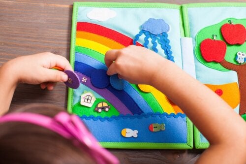 Livre sensoriel pour bébés : caractéristiques et avantages