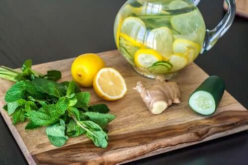 Boisson détox à base de citron, gingembre et concombre