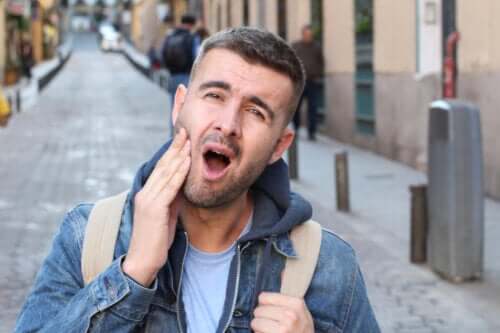 Douleur à la mâchoire d'un seul côté : quelles en sont les causes ?